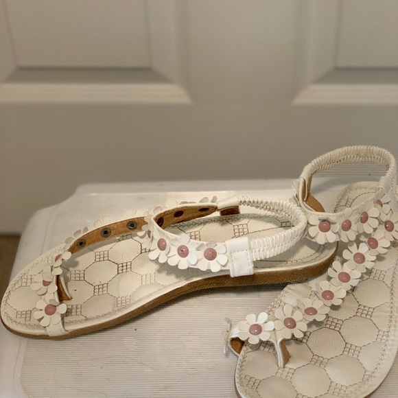 Pretty Ladies Daisy Sandals - Picture 4 of 6